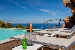 Exklusive Villa in Costa Paradiso mit privatem Pool und atemberaubendem Meerblick.