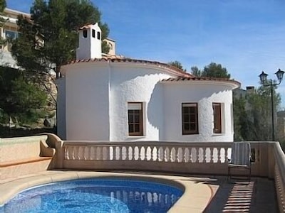 Villa independiente de 3 habitaciones, para 6, piscina privada, vistas del valle y las montañas