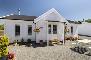 Beautifully kept log cabin situated in a large courtyard garden area