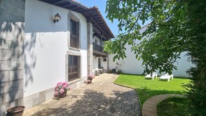 Property building,Facade/entrance,Garden,Balcony/Terrace,Garden view