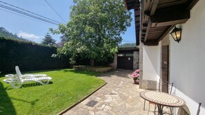Property building,Facade/entrance,Garden,Balcony/Terrace,Garden view