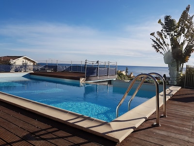 Lassen Sie sich in einem luxuriösen Apartment in der Nähe zum Strand.