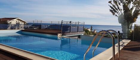 Infinity swimming pool with seaview.