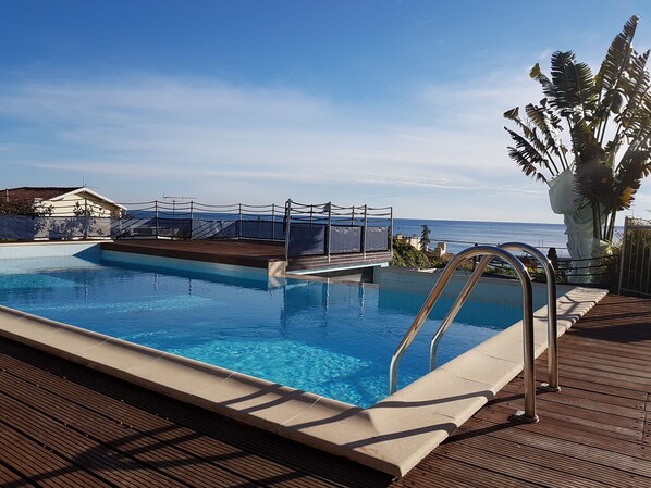 Infinity swimming pool with seaview.