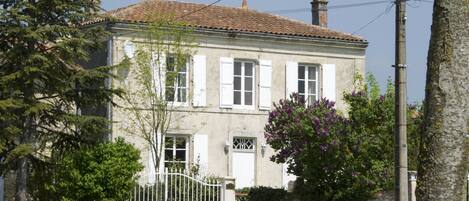 Maison Du Puits front façade from the park