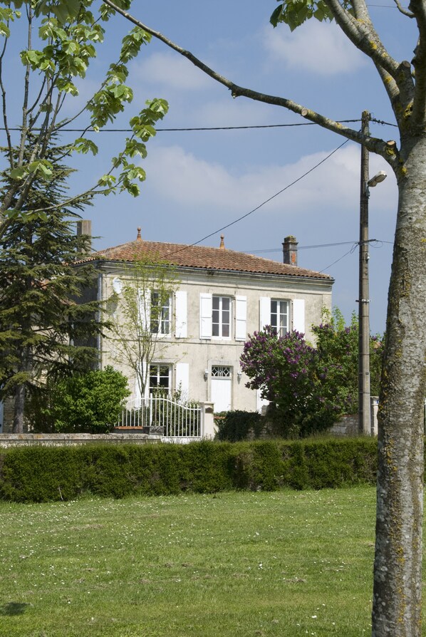 Maison Du Puits front façade from the park