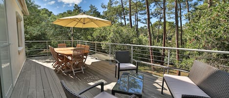 Terrasse bois sur pilotis donnant sur la forêt