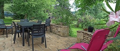 Terrasse avec table et 6+ chaise, parasol
