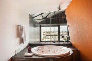 Jacuzzi bath with stunning views