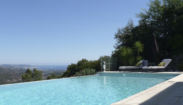 Kickback overlooking the Bay of Cannes