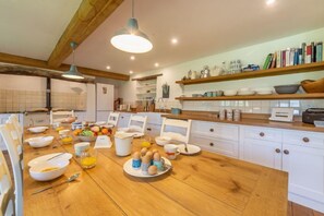 Field Row, Field Dalling: Large kitchen table with plenty of room for everyone