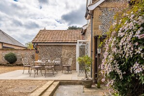 Toad Hall, Burnham Deepdale: Outdoor dining area