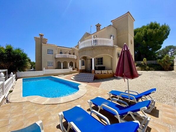 Villa & Pool 