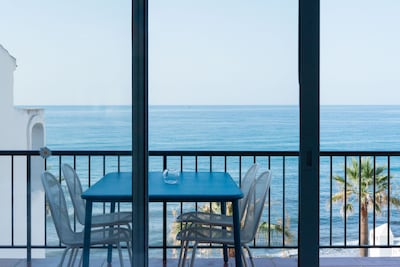 Wonderful newly renovated apartment first line by the sea with breathtaking view