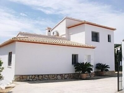 New 5 bedroomed Villa built 2005 with Air -Conditioned with Private Heated Pool