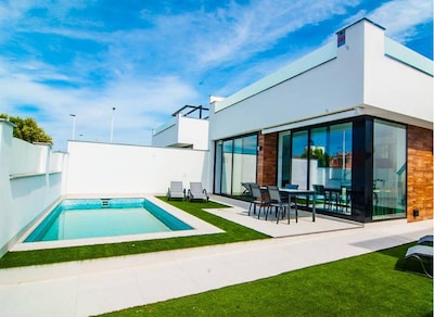 Luxusvilla für 6 Personen mit Swimmingpool, Sonnendach in Strandnähe und Golfplätzen