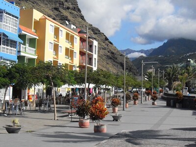 2 x Sea-view 1 Double Bedroom Apartments located in Puerto de Tazacorte, La Palm