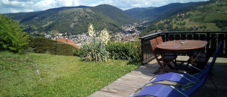 terrasse du gîte avec vue sur les crête vosgienne