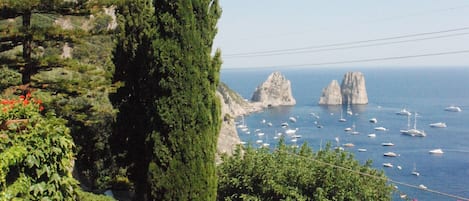 Vista su Marina Piccola e i Faraglioni dalla villa