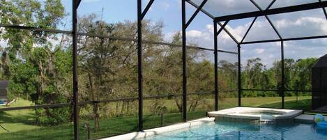 Piscine et spa avec vue sur la réserve naturelle