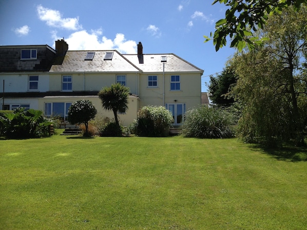 Fab spacious living space & huge enclosed garden. Fantastic for families & pets.