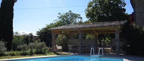 Piscine et coin détente ombragé pour petit déjeuner et apéritif.