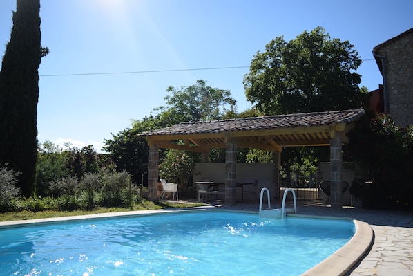 Piscine et coin détente ombragé pour petit déjeuner et apéritif.