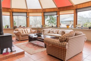 Garden room with hot tub outside