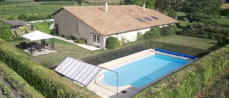 Le gîte et SA piscine...
