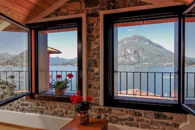 Casa Mara, luxurious house in the center of Varenna with balcony above the lake
