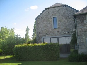 grande fenêtre du living et fenêtre du couloir des chambres