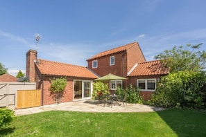 Sea Lodge, Brancaster: Fully enclosed garden with outdoor dining furniture