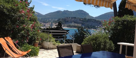 Terrasse, vue sur la plage du Bestouan