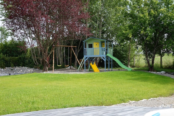 Espace jeux pour les enfants. Cabane en hauteur et portique