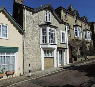 Character Stone Cottage, Heart of the Old Village,10 mins walk to the beach!