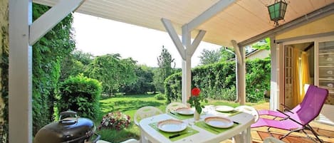 Terrasse au calme, pour des repas conviviaux. 