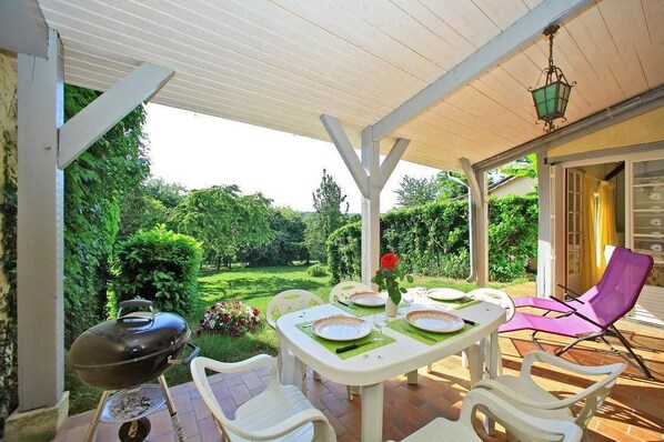 Terrasse au calme, pour des repas conviviaux. 