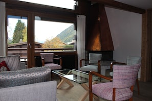 le salon avec sa cheminée