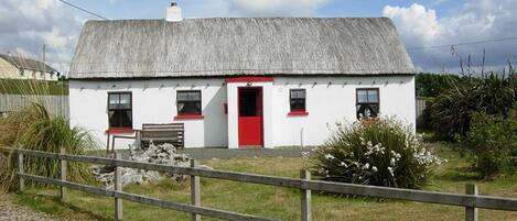 Cosy cottage on the Wild Atlantic Way with woodburner. 2 en-suite bedrooms.
