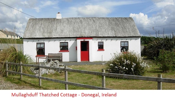 Cosy cottage on the Wild Atlantic Way with woodburner. 2 en-suite bedrooms.
