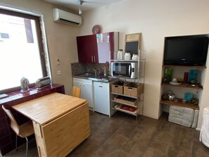 Intérieur repas et cuisine ouverte