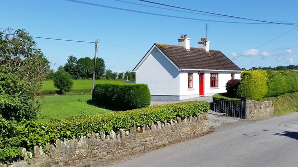 Holiday rental midway between east and west coast of Ireland