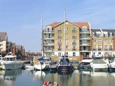 Fabulously Located Marina Apartment - Superb Waterside Views