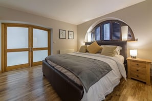 16 The Granary, Wells-next-the-Sea: Master bedroom with super king-size bed
