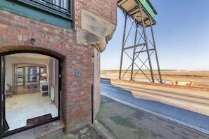 16 The Granary, Wells-next-the-Sea: Entrance door