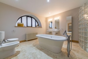 16 The Granary, Wells-next-the-Sea: En-suite bathroom with fabulous roll-top bath