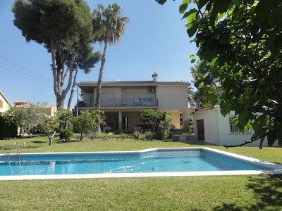 Segur De Calafell: Beautiful house with a large garden and a swimming pool for relaxing / Villa - Calafell
