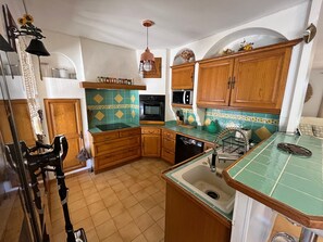 Cuisine avec lave-vaisselle et frigo américain (glace et eau sur la porte)