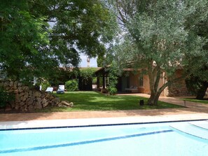 Pool with house and garden / Piscina con casa y jardín