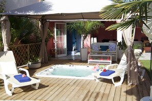 jacuzzi, in the photo you can see the barbecue area and the poolside bathroom